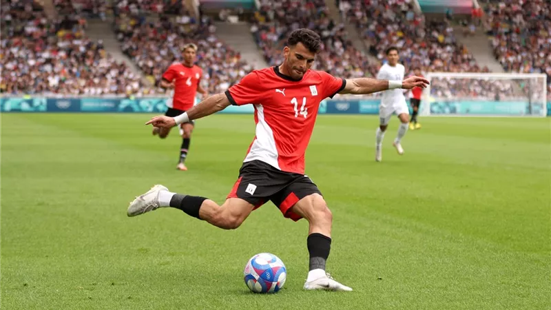 زيزو يغادر مباراة المنتخب الأولمبي ضد المغرب بعد 11 دقيقة للإصابة 