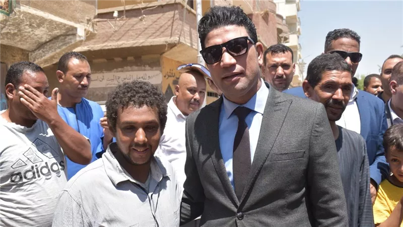 عاوز اتجوز..الموجز تتحدث مع الشاب الذي اقتحم موكب محافظ سوهاج لطلب المساعدة