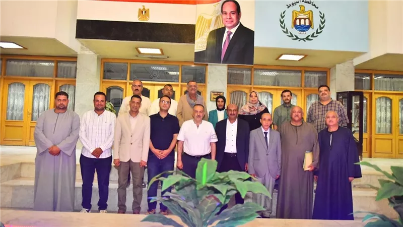 محافظ أسيوط يلتقي بمربي الدواجن لتعزيز الإنتاج وتعزيز التعاون بينهم 