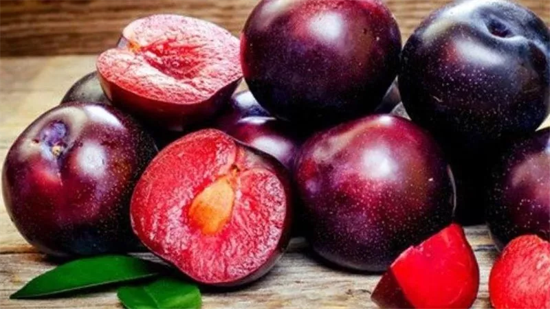 فوائد البرقوق للأطفال.. يعزز وظائف المخ ويقوي المناعة