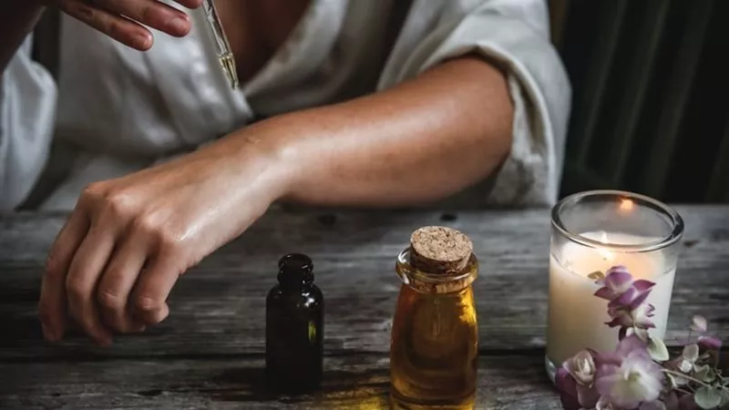 حيل طبيعية لنعومة اليدين في منزلك.. أهمها شرب الماء بكميات كافية