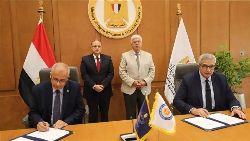 تفاصيل بروتوكول تعاون بين الأعلى للجامعات وهيئة الدواء لتدريب الصيادلة (صور)