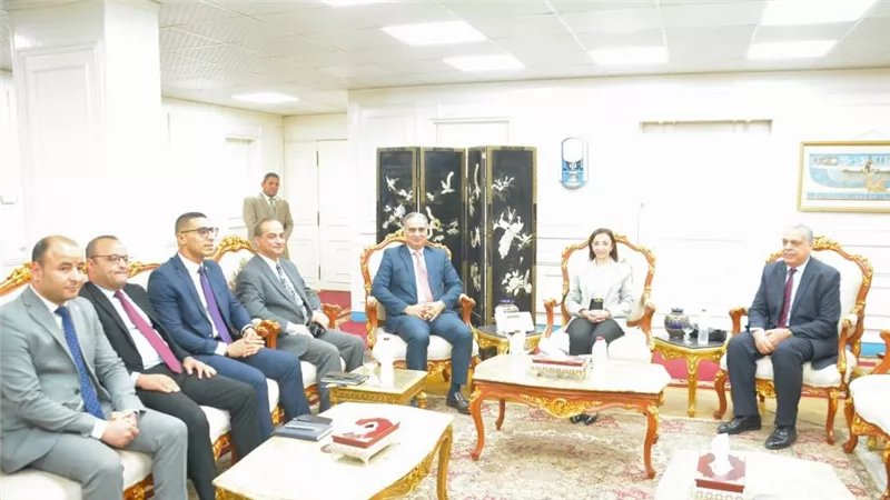 محافظ البحيرة تكرم 12 طالبًا مبتكرًا لمشروعاتهم المتميزة 