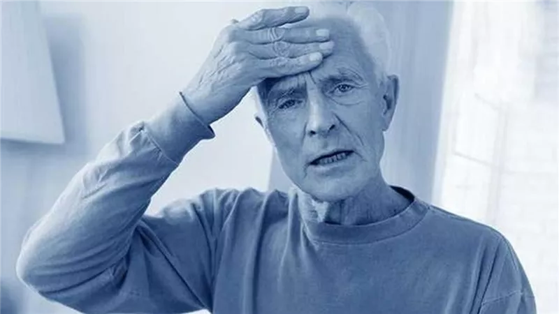 مع تقدم العمر.. هذه علامات مرض الزهايمر ومراحل تطوره