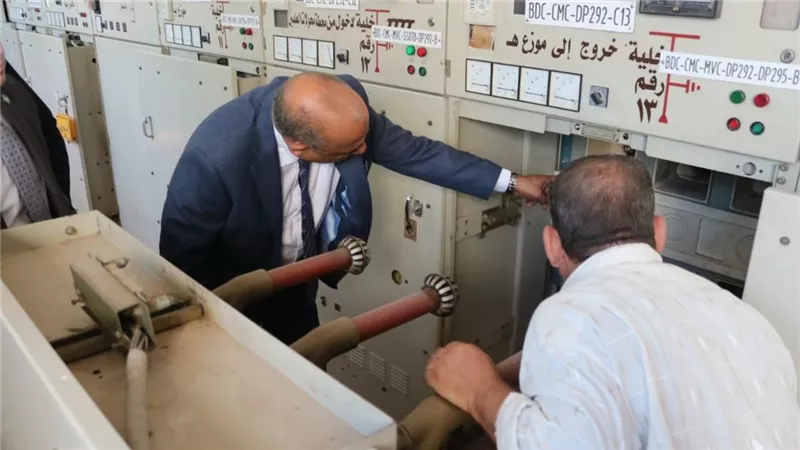 متابعة تركيب العدادات الكودية بالبحيرة.. وزير الكهرباء يواصل جولاته الميدانية
