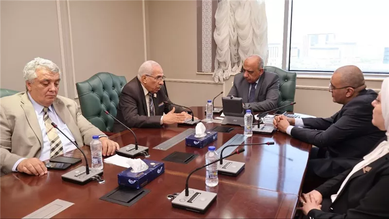 مواجهة السرقات بتغليظ العقوبات.. وزير الكهرباء يستقبل أعضاء لجنة الطاقة بالشيوخ