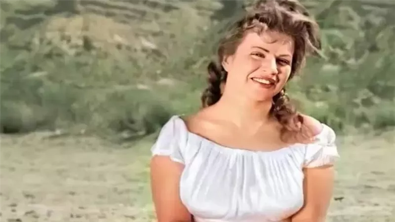 من الإغراء لاعتزال مفاجئ وحياة زوجية هادئة.. ذكرى وفاة هند رستم