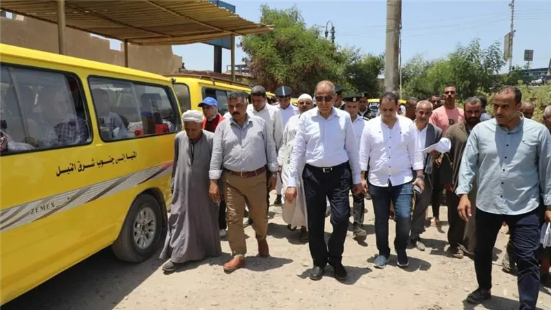 محافظ المنيا يفتح باب التراخيص لـ 494 ميكروباص أجرة بملوى وسمالوط (صور)