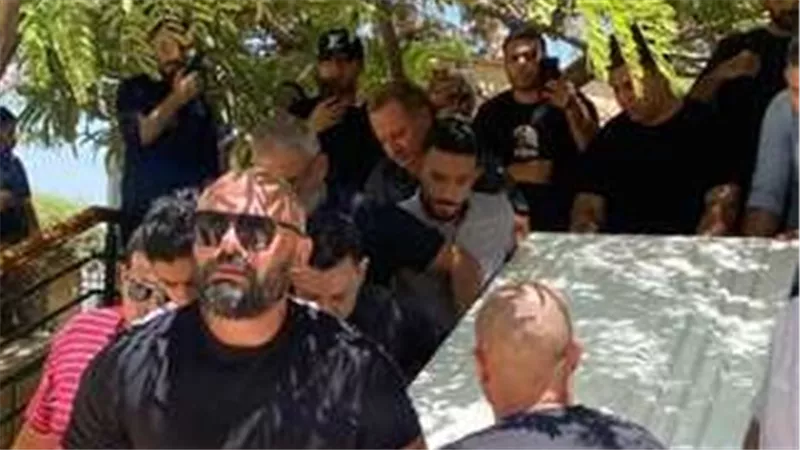نجوم الفن يلتفون حول أحمد صلاح حسني في وداع والده الأخير