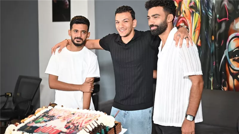 حودة بندق يحتفل بتصدر أغنية 
