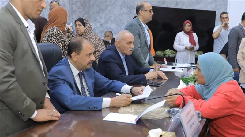 محافظ سوهاج يتابع شكاوى المواطنين ويبحث طلباتهم الأسبوعية