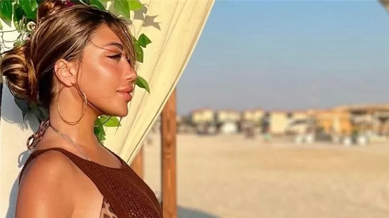 الجريئة.. حكاية سارة سلامة مع الفساتين المكشوفة وإثارة الجدل 