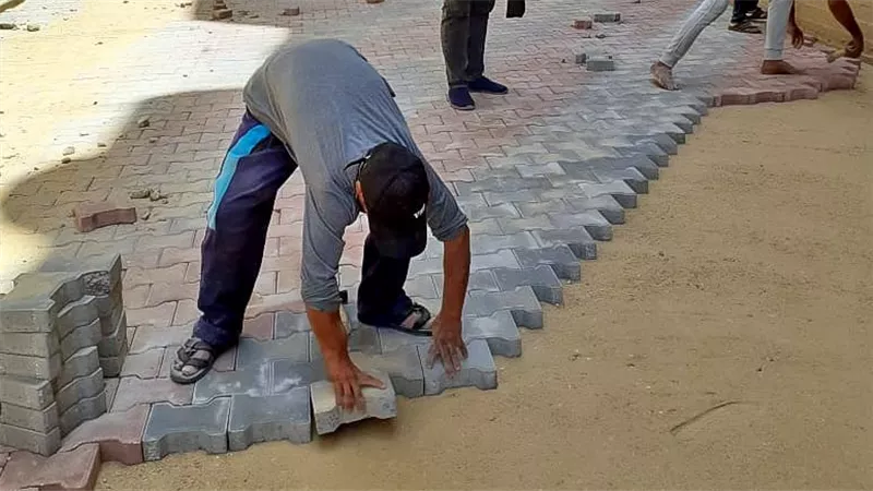 استمرار تطوير شوارع طهطا بسوهاج.. تواصل أعمال تركيب بلاط الإنترلوك