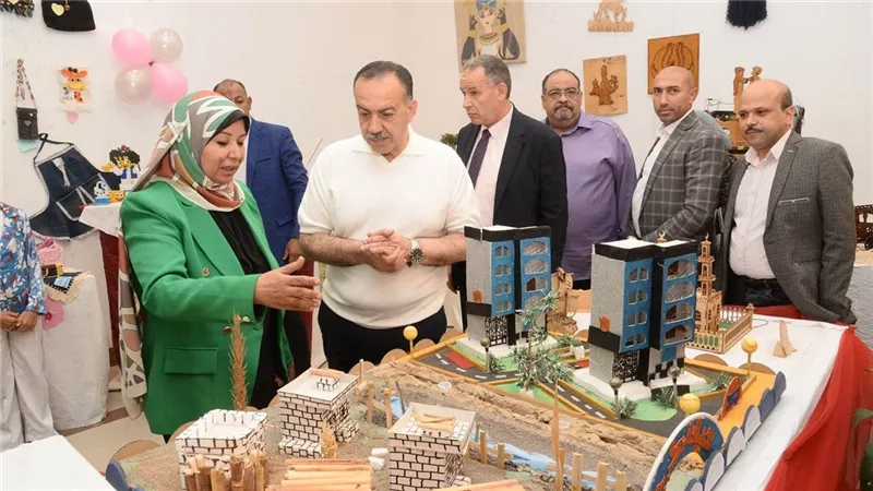 محافظ أسيوط يتفقد معرض منتجات التعليم.. دعم الأنشطة المدرسية وتكريم المتميزين