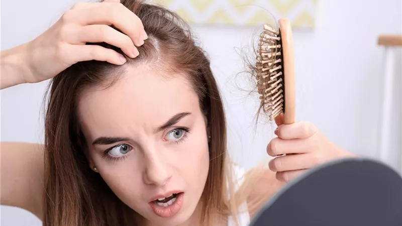 عادات يومية خاطئة تعزز من مشكلة تساقط الشعر