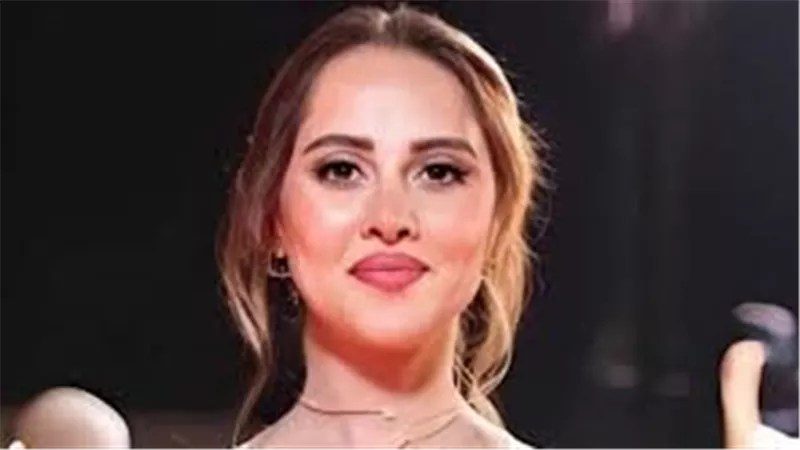 ياسمين رئيس تدخل الديكور الخاص لمسلسل 