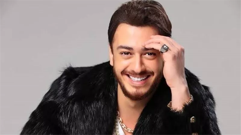 بفستان واسع .. سعد لمجرد يثير الجدل بإطلالة غير متوقعة في دبي 