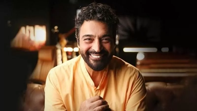 القصة كاملة لـ خناقة حميد الشاعري مع الحلاق الخاص به في التجمع