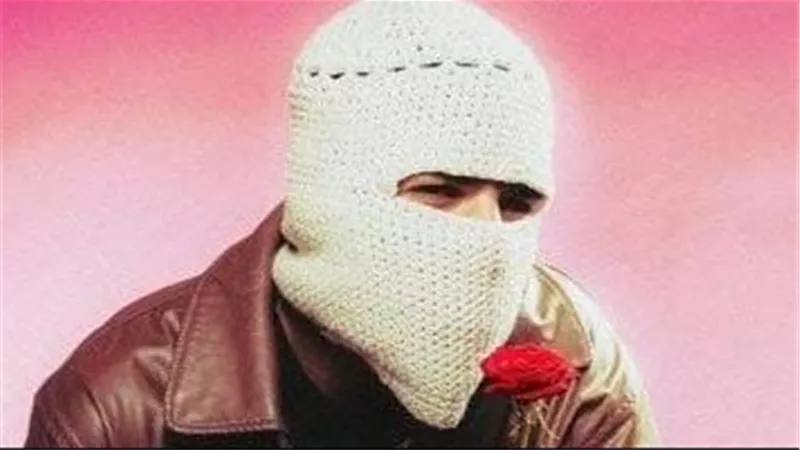تووليت يشعل حماس جمهور مهرجان العلمين بمشاركة فرقة كايروكي في حفل غنائي مميز