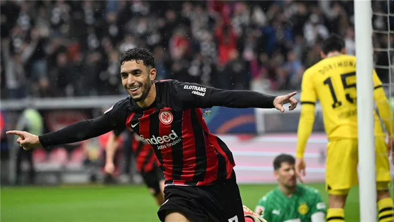 العروض الإنجليزية تحسم موقف عمر مرموش من مزاملة مع محمد صلاح