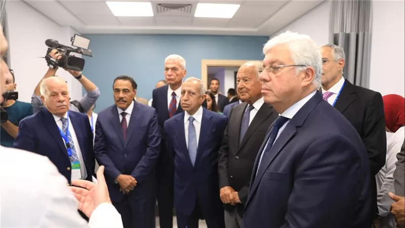 وزير التعليم العالي يفتتح مستشفى الأكاديمية العربية وعيادات طب الأسنان التخصصية بالعلمين الجديدة