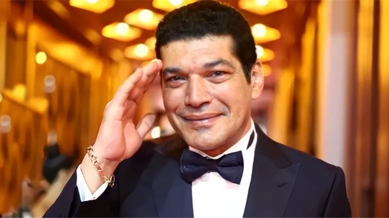 باسم سمرة في جولة ما بين شوارع أكتوبر ومصر الجديدة.. والسر 