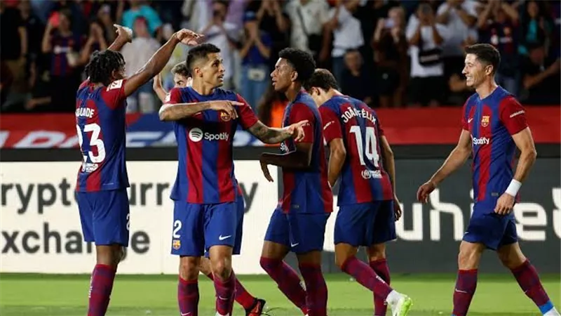 فليك يورط برشلونة.. بيان صادم من يويفا ضد النادي الكتالوني