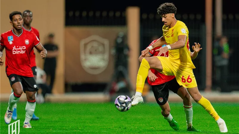 القادسية يهزم الرائد بهدف نطيف ويتصدر الدوري السعودي