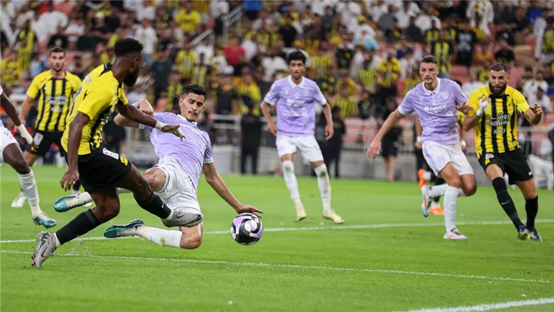 مواجهات نارية لـ الهلال والاتحاد في صراع الصدارة بالدوري السعودي اليوم 