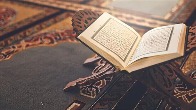 عادة مستحدثة.. تعرف على حكم قراءة القرآن بين الأذان والإقامة