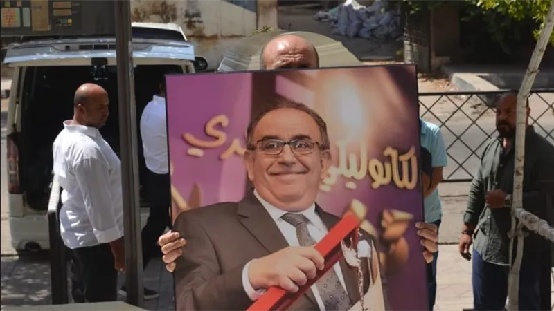  محمود حميدة ومحمود قابيل في مقدمة تشييع جنازة السيناريست الراحل عاطف بشاي 