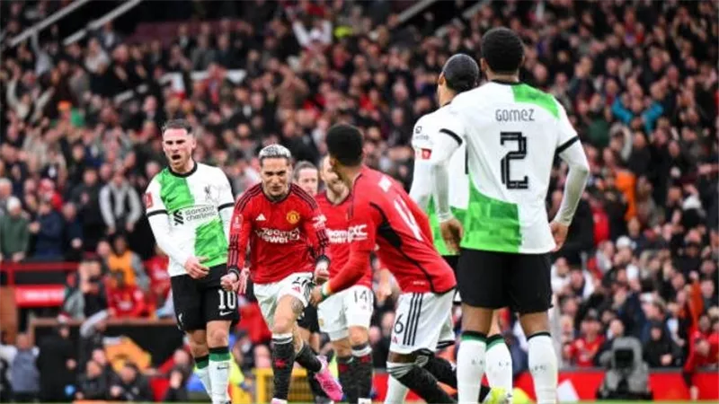 التشكيل الرسمي لـ مباراة ليفربول ومانشستر يونايتد في الدوري الإنجليزي اليوم
