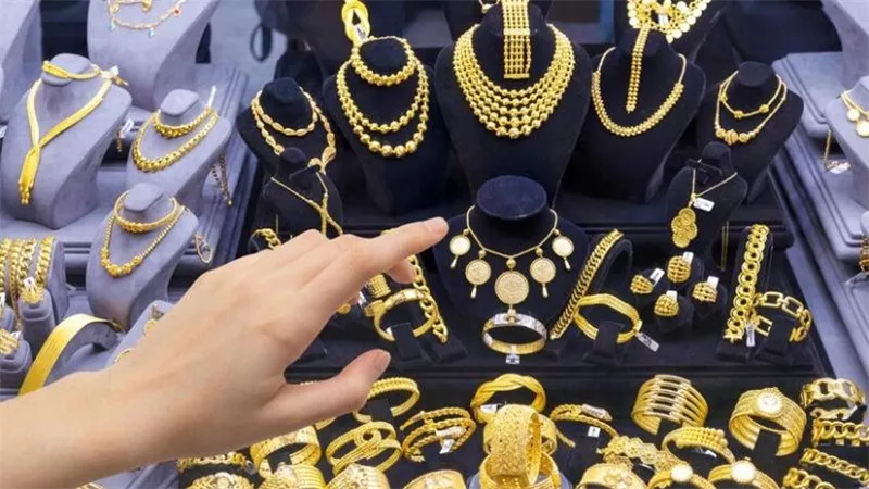 «جولد بيليون»: الذهب يهبط بعد انتعاش الدولار الأمريكي.. هل يستمر الهبوط؟