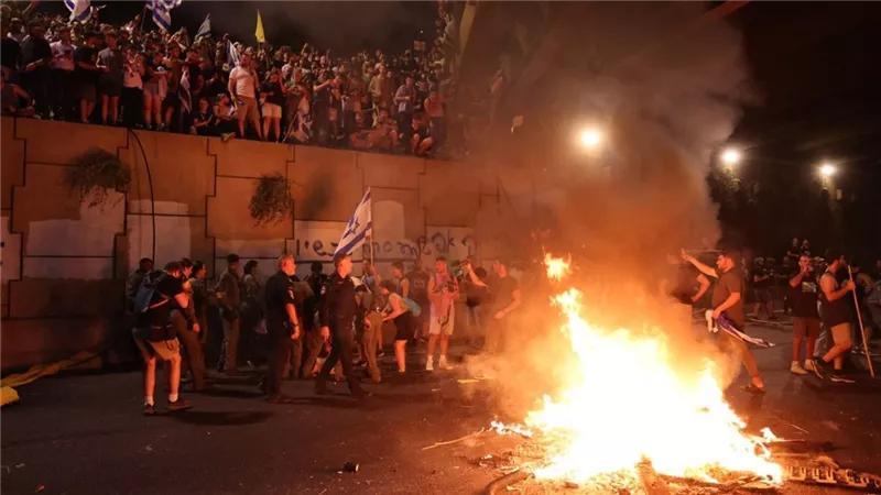 إضراب شامل في إسرائيل يطالب الحكومة بإبرام صفقة لتبادل الأسرى والمحتجزين.. فيديو