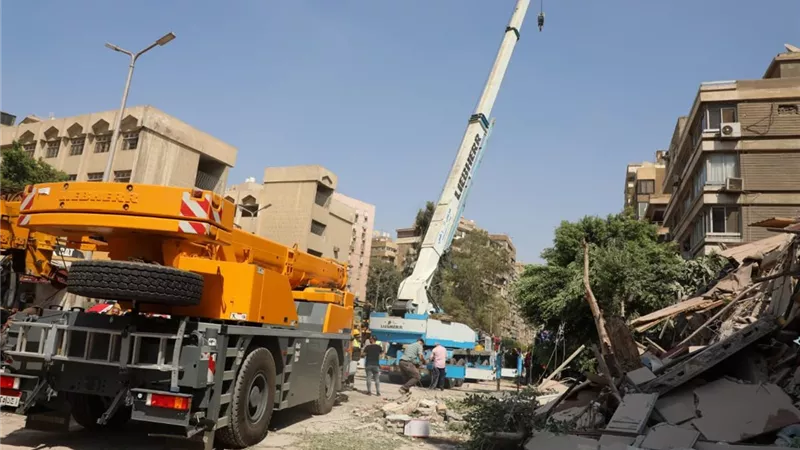 القصة الكاملة لـ انهيار عقار مصر الجديدة.. وتحرك حكومي لـ إحتواء الكارثة
