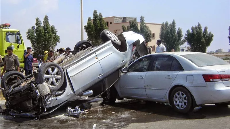 حادثان مروريان منفصلان يسفران عن إصابات متعددة في العاشر من رمضان