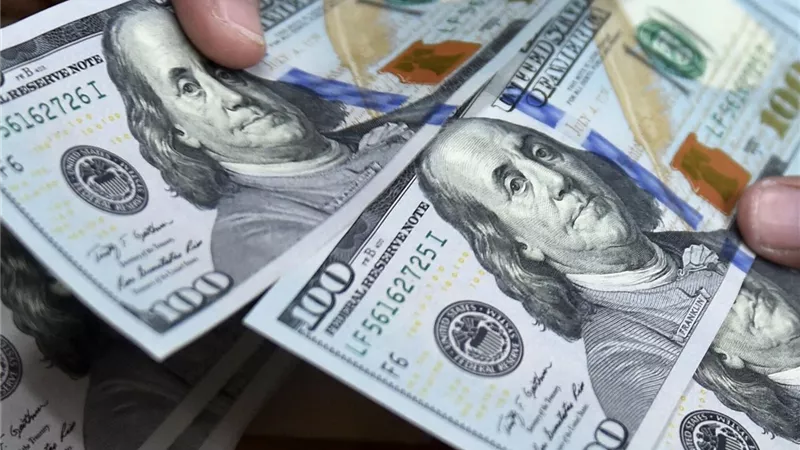 تراجع كبير في سعر الدولار اليوم وسط توقعات بخفض أسعار الفائدة الأمريكية