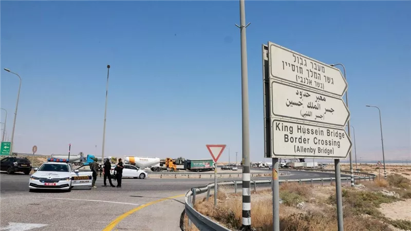 الأردن يعلن إعادة فتح جسر الملك حسين أمام حركة السفر غدا