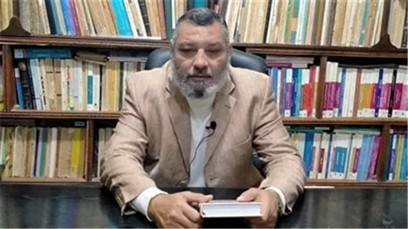 افتى بجواز سرقة الكهرباء وأمر الطلاب بخلع البناطيل.. أغرب تصرفات الدكتور امام رمضان