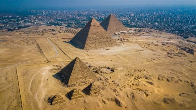 لن تصدق!.. اكتشاف ظاهرة غريبة فوق أهرامات الجيزة تُعطّل الأقمار الصناعية