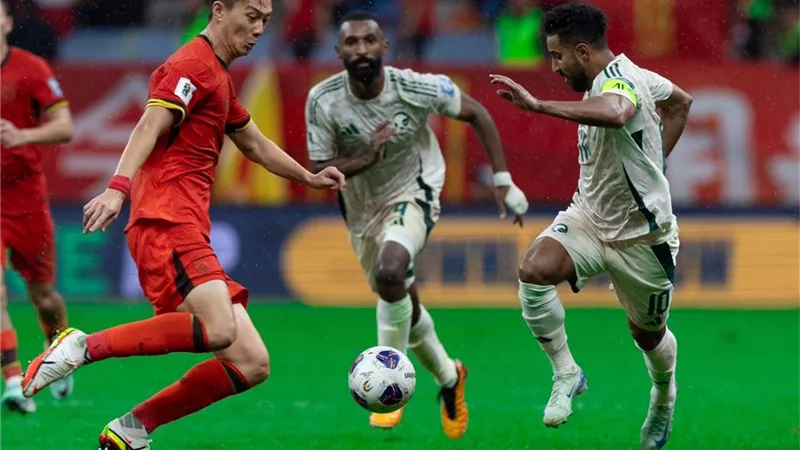 رغم النقص العددي.. منتخب السعودية ينجح في تخطي عقبة الصين