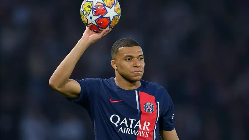 مبابي يرفض محاولات باريس من أجل التصالح.. والخليفي يدين اللاعب 