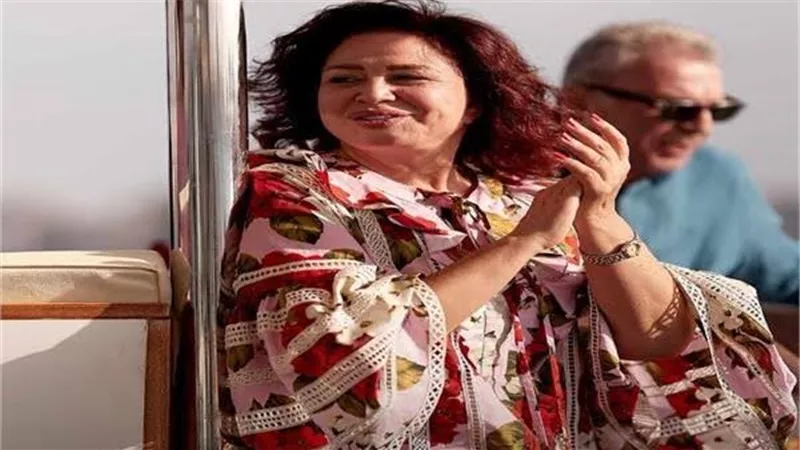 بعد نظرته المثيرة لـ نجلة شقيقتها.. أعمال جمعت محمود حميدة والهام شاهين
