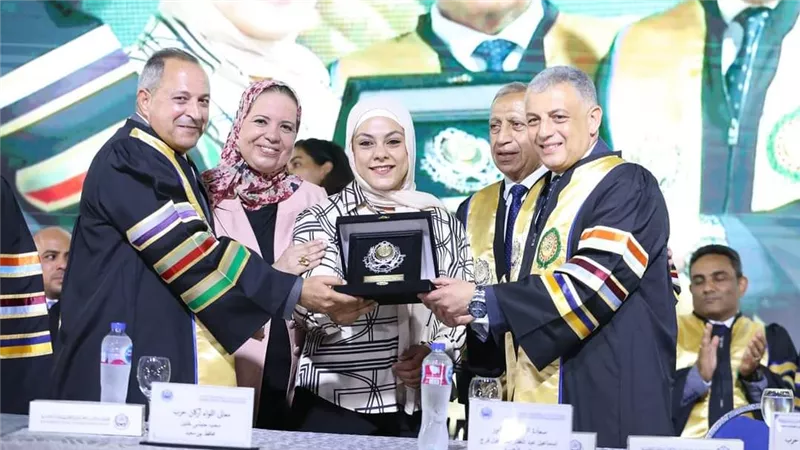 الأكاديمية العربية تكرم البطلة الأوليمبية سارة سمير على منصة التخرج (صور)
