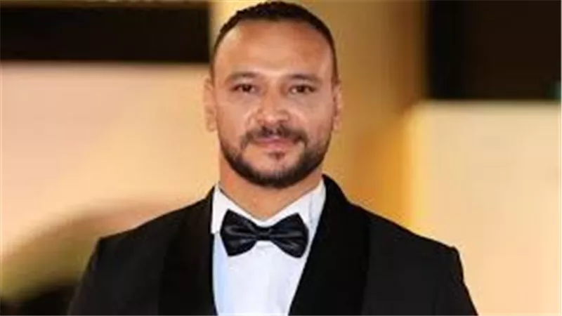 أحمد خالد صالح يثير حيرة جمهوره حول علاقته بزوجته بسبب