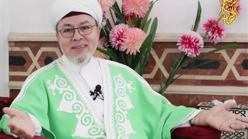 أغرب آراء وفتاوى الشيخ صلاح التيجاني.. النظر إليه عبادة وبيسمع النعناع من كتفه