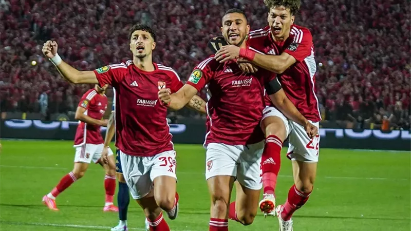 حفل غنائي وحضور خاص لزوجات اللاعبين.. تفاصيل احتفالية تسليم درع الدوري للأهلي