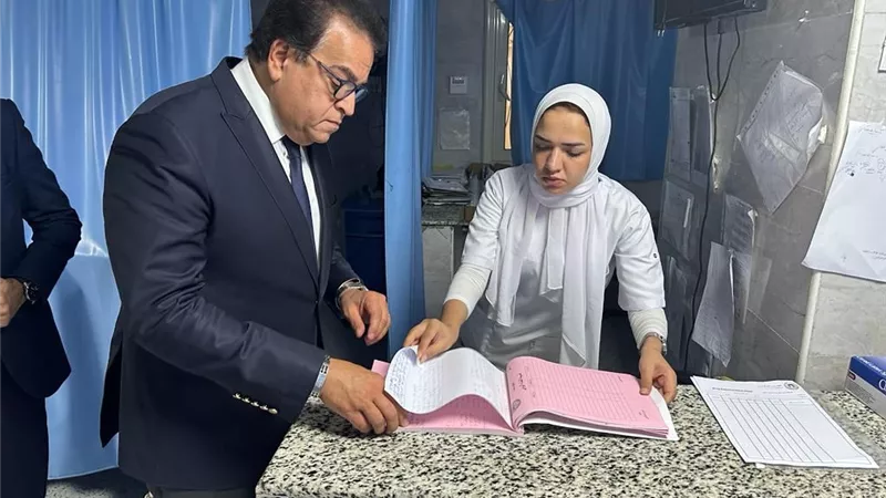 وزير الصحة يكشف كواليس أزمة النزلات المعوية في أسوان وحقيقة الشائعات.
