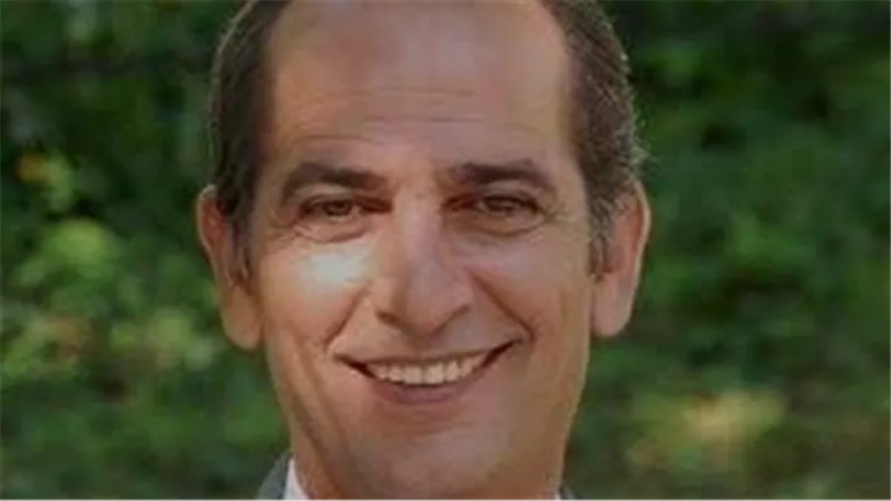 تنبأ بموعد وفاته وعاش معركة مثيرة مع السرطان.. أسرار خفية في حياة هشام سليم 