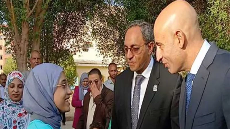 كلمة السر عهدة..  وزير التربية والتعليم يثير جدلًا حول السبورات الذكية بمدارس قنا  